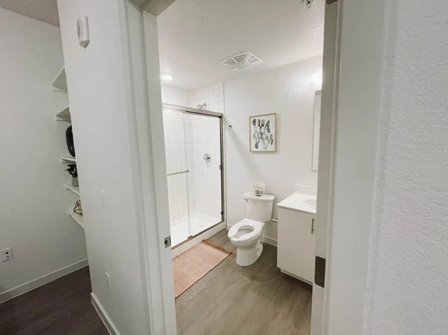 Modern bathroom with shower toilet vanity Bathroom at 1515 Flats in Denver Student Accommodation