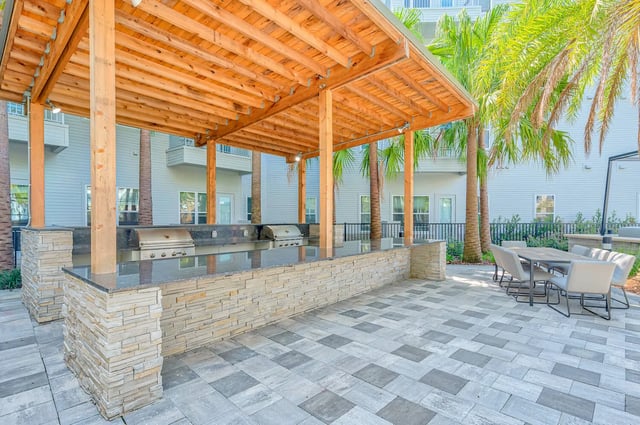 Outdoor kitchen with grills and seating area at Alsander GNV in Gainesville Student Accommodation