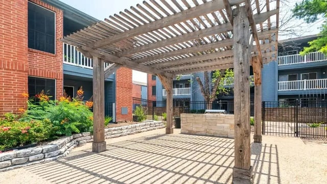 Pergola outdoor kitchen with apartment buildings exterior at Ironhorse Flats in Austin Student Accommodation