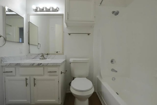 White vanity toilet and bathtub bathroom at The Oaks of Arlington in Arlington Student Accommodation