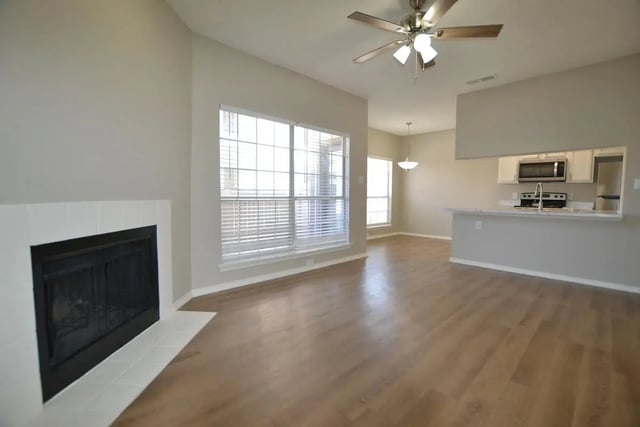 Fireplace ceiling fan open kitchen and living room at The Oaks of Arlington in Arlington Student Accommodation