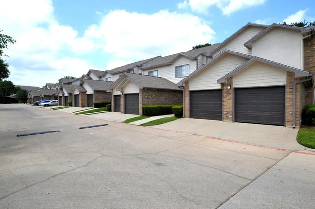 Townhouses with garages and cars exterior at The Oaks of Arlington in Arlington Student Accommodation