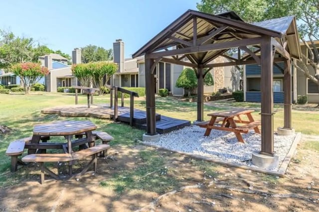 Gazebo picnic tables grill outdoor recreation area at Villas at Alameda in Fort Worth Student Accommodation