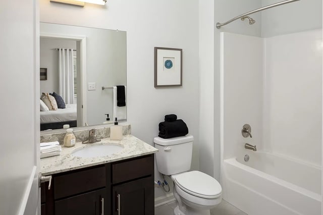 Sink toilet towels and bathtub bathroom at Frontgate in Louisville Student Accommodation
