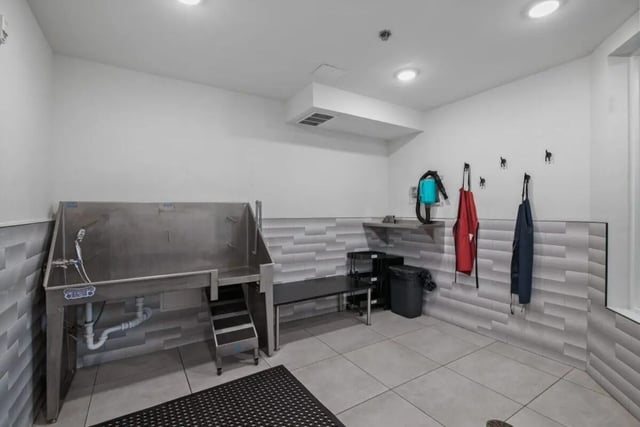 Stainless steel tub with steps and aprons dog grooming area at RYE SoBo in Denver Student Accommodation