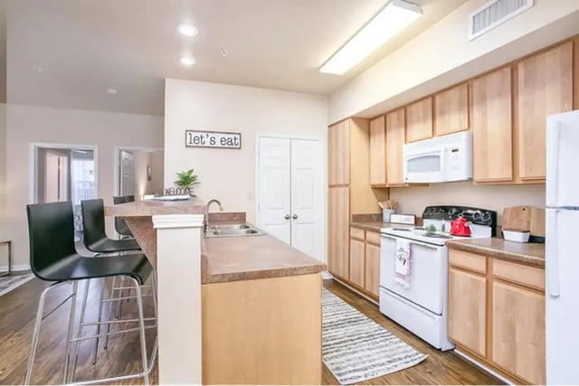 Kitchen with breakfast bar and appliances kitchen at University Crossing Apartments Ruston in Ruston Student Accommodation