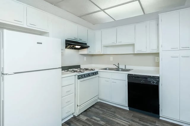 White refrigerator gas stove dishwasher and cabinets kitchen at Villas De Las Colinas 1 in Atlanta Student Accommodation