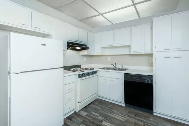 White refrigerator gas stove dishwasher kitchen at Villas De Las Colinas 1 in Atlanta Student Accommodation