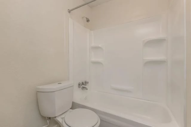 Toilet tub shower with shelves bathroom at Villas De Las Colinas 4 in Atlanta Student Accommodation