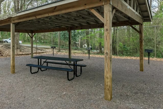 Picnic table and grills under pavilion outdoor area at Villas De Las Colinas 4 in Atlanta Student Accommodation
