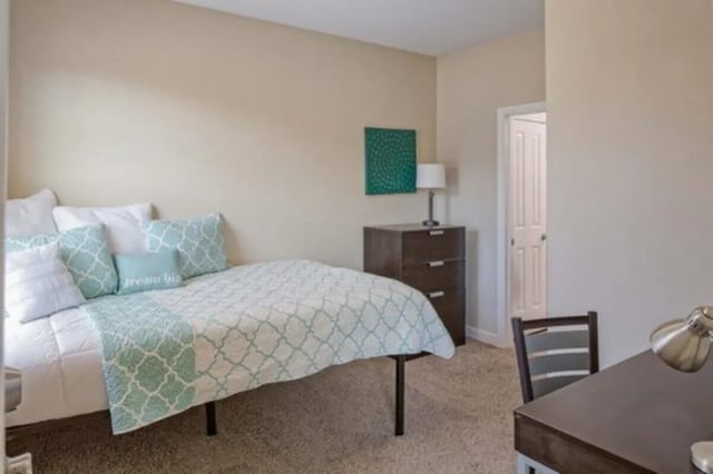 Bed desk chest drawer and lamp bedroom at Irish Flats in South Bend Student Accommodation