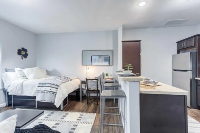 Bed desk rug bar stools kitchen living room at Overlook at Notre Dame in South Bend Student Accommodation