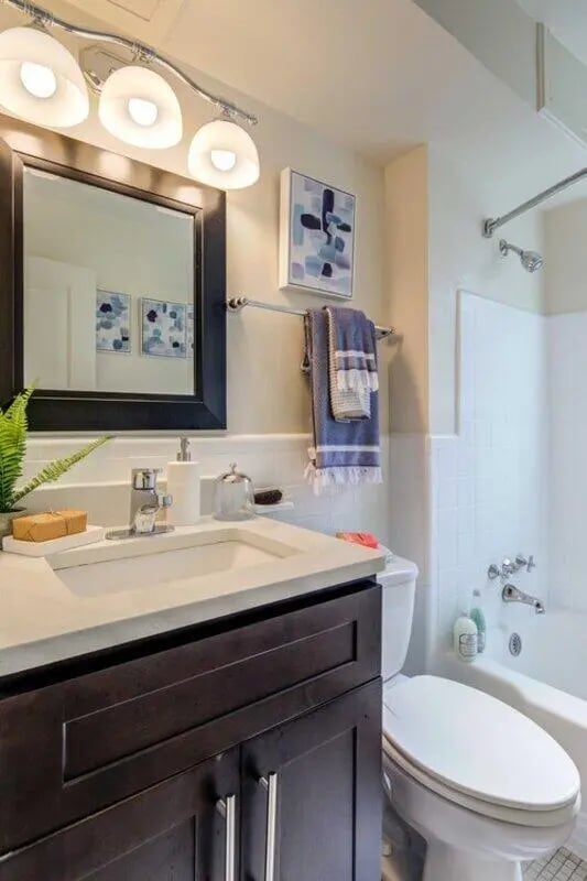 Sink mirror towels toilet and bathtub bathroom at The Flats at Douglas in Toledo Student Accommodation