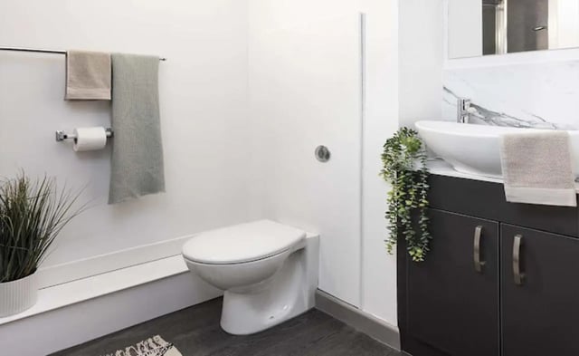 Toilet sink towels and plant bathroom at New Medlock House in Manchester Student Accommodation
