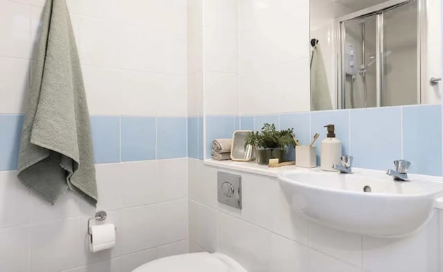 Toilet sink and towel in bathroom at Parkway Gate in Manchester Student Accommodation