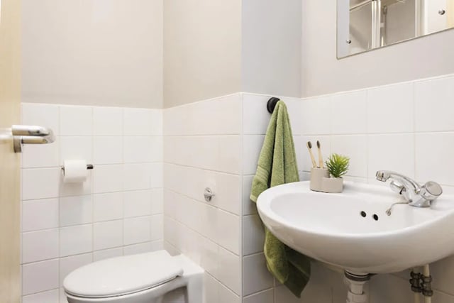 Toilet sink and towels in student bathroom at Kincardine Court in Manchester Student Accommodation