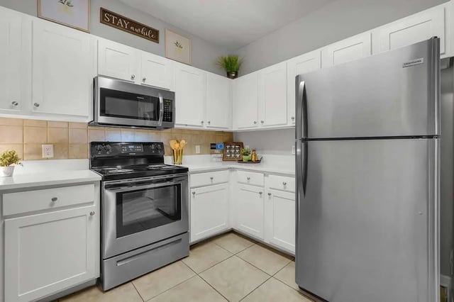 White cabinets stainless steel appliances kitchen at West 10 in Tallahassee Student Accommodation