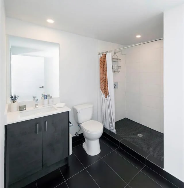 Vanity toilet shower with patterned curtain Bathroom at I5 WYNWOOD in Miami Student Accommodation