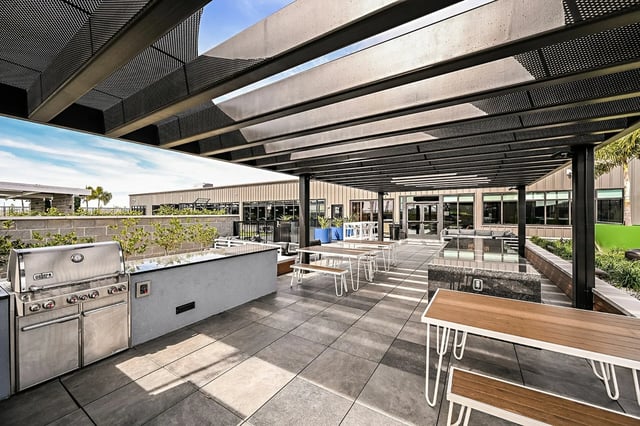Outdoor grill picnic tables and lounge seating area at Park Place Tampa in Tampa Student Accommodation
