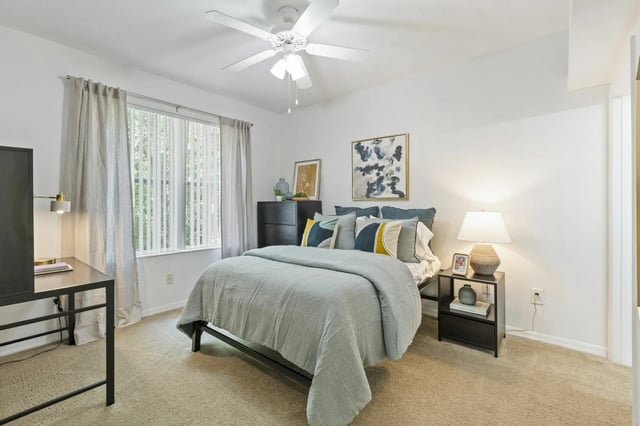 Bed desk ceiling fan and dresser bedroom at Lux 13 in Gainesville Student Accommodation