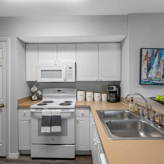White kitchen with oven sink and microwave kitchen at VUE Tampa in Tampa Student Accommodation