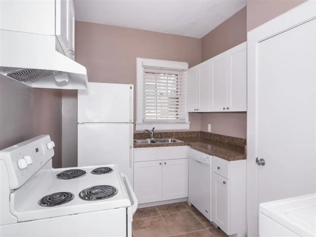 White stove refrigerator sink cabinets kitchen at Alligator Alley Apartments in Gainesville Student Accommodation