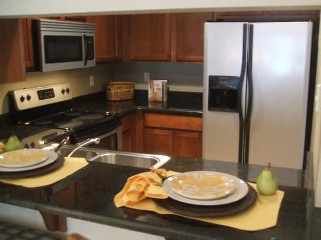 Microwave stove refrigerator plates and sink kitchen at Nantucket Walk in Gainesville Student Accommodation