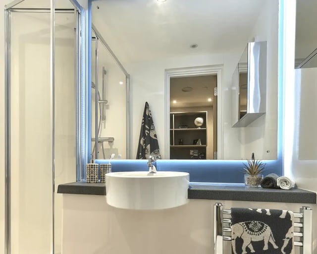 Shower sink toiletries towels and mirror bathroom at Southampton Crossings in Southampton Student Accommodation