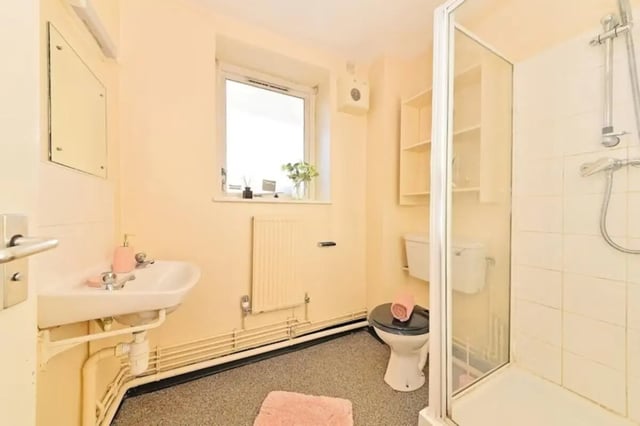 Sink toilet shower and mirror bathroom at St Andrews Gardens - Liverpool in Liverpool Student Accommodation