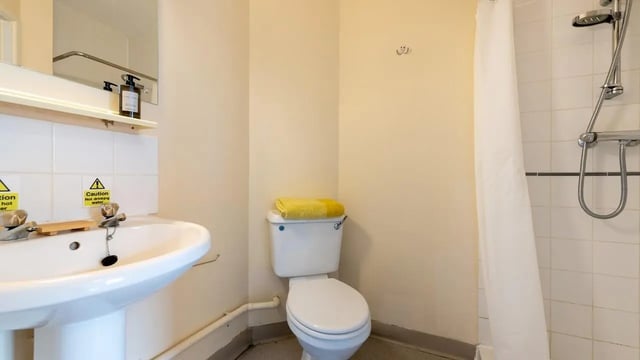 Sink toilet shower with curtain bathroom at Collegiate Upper Quay House in Gloucester Student Accommodation