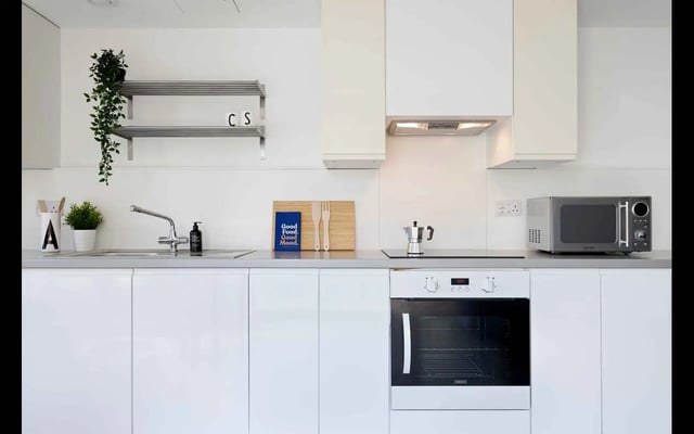 Modern kitchen with microwave oven and stove kitchen at Hampton Square in Southampton Student Accommodation