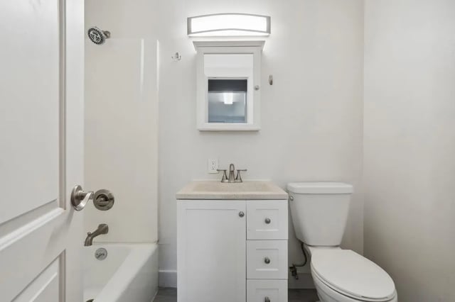 White bathtub toilet sink and mirror bathroom at Tiltn Hiltn Apartments in Eagle Student Accommodation