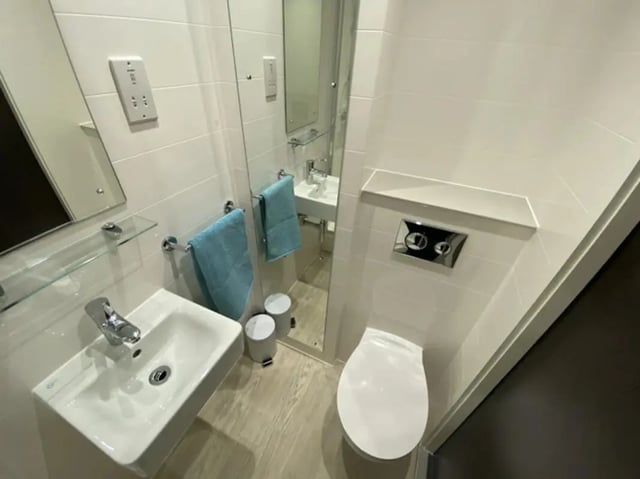 Sink toilet towels mirror bathroom at The Oaks in Coventry Student Accommodation