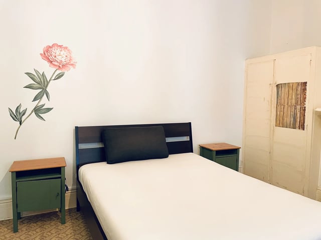 Bed nightstands closet flower decal bedroom at ume 150 Darlinghurst Village in Sydney Student Accommodation