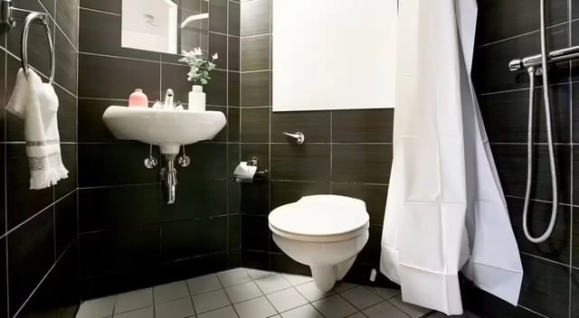 Sink toilet shower curtain towel Bathroom at Oxney House & Gardens in Manchester Student Accommodation