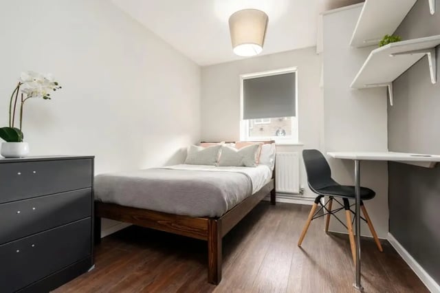 Bed dresser desk and chair bedroom at 28 Church Street in Nottingham Student Accommodation