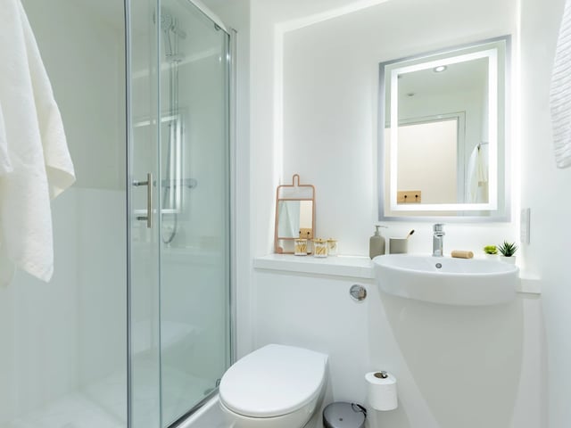 Shower toilet sink mirror illuminated bathroom at Beckton House in Nottingham Student Accommodation