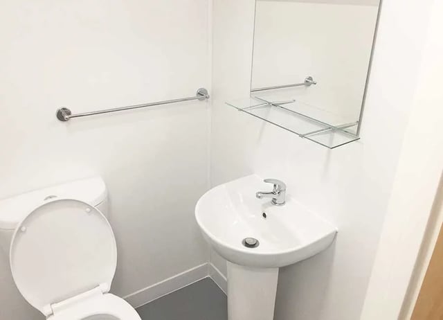 Toilet sink mirror and towel rack bathroom at Forest Rise in Loughborough Student Accommodation