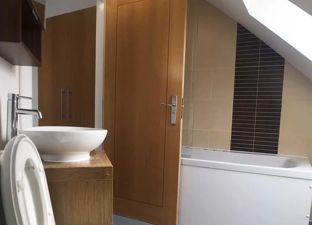 Toilet sink and bathtub student accommodation bathroom at Forest Rise in Loughborough Student Accommodation