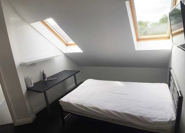 Bed desk kettle iron skylight bedroom at Forest Rise in Loughborough Student Accommodation