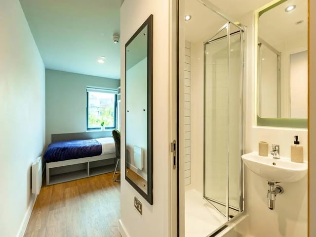 Bed shower sink and mirror bathroom bedroom at Clifford House in Exeter Student Accommodation