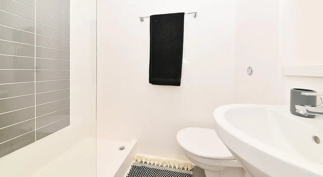 Shower toilet sink towel and bath mat bathroom at Plymouth Cross House in Plymouth Student Accommodation