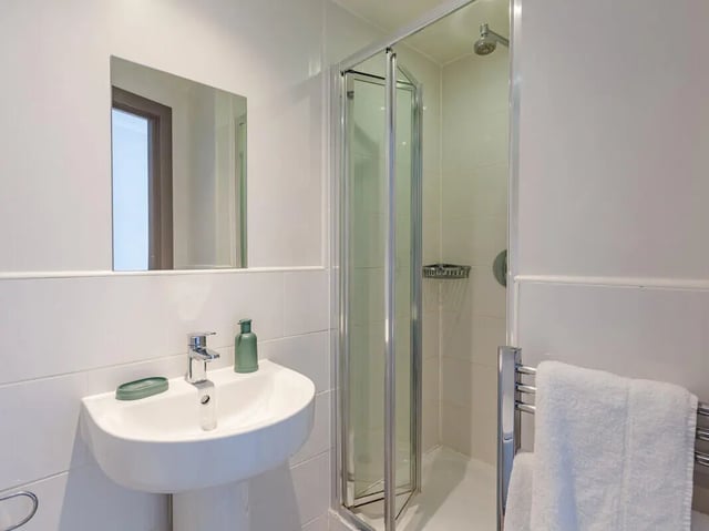 Sink mirror shower and towel rack bathroom at Mercury House in Bournemouth Student Accommodation