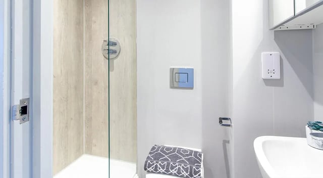 Shower toilet and sink with towel bathroom at Renslade House in Exeter Student Accommodation