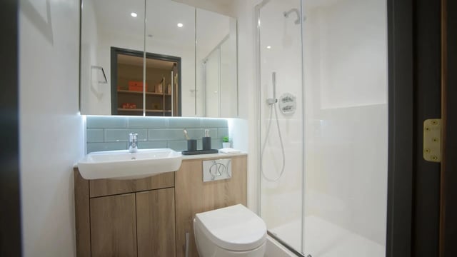Sink toilet and shower enclosed Bathroom at Beechenhurst House in Birmingham Student Accommodation