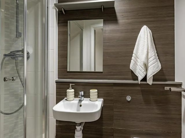 Sink shower mirror towel hanging bathroom at Centre Gate in Bristol Student Accommodation