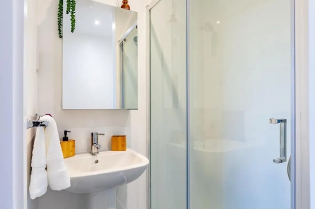 Sink mirror towels shower stall bathroom at Hill View Place in Exeter Student Accommodation