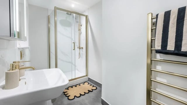 Sink shower towel rack bathroom at 26 Great George Street in Leeds Student Accommodation