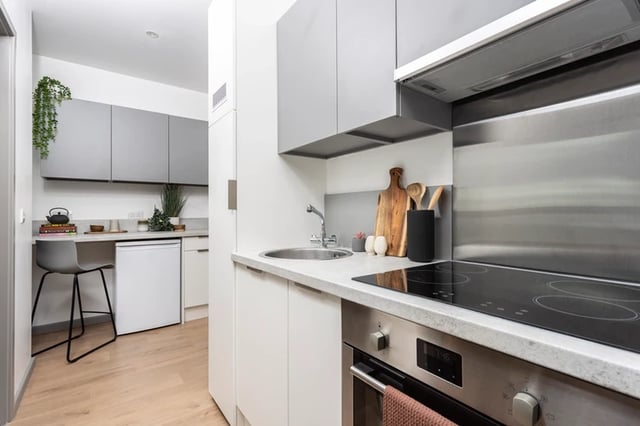 Kitchen with oven sink stove and counter space kitchen at Arch View House in London Student Accommodation