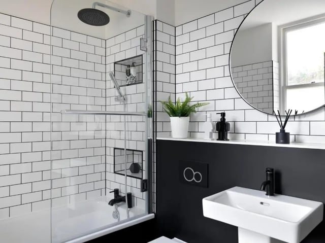 Shower bathtub sink with plant and mirror bathroom at Student Castle Bath in Bath Student Accommodation